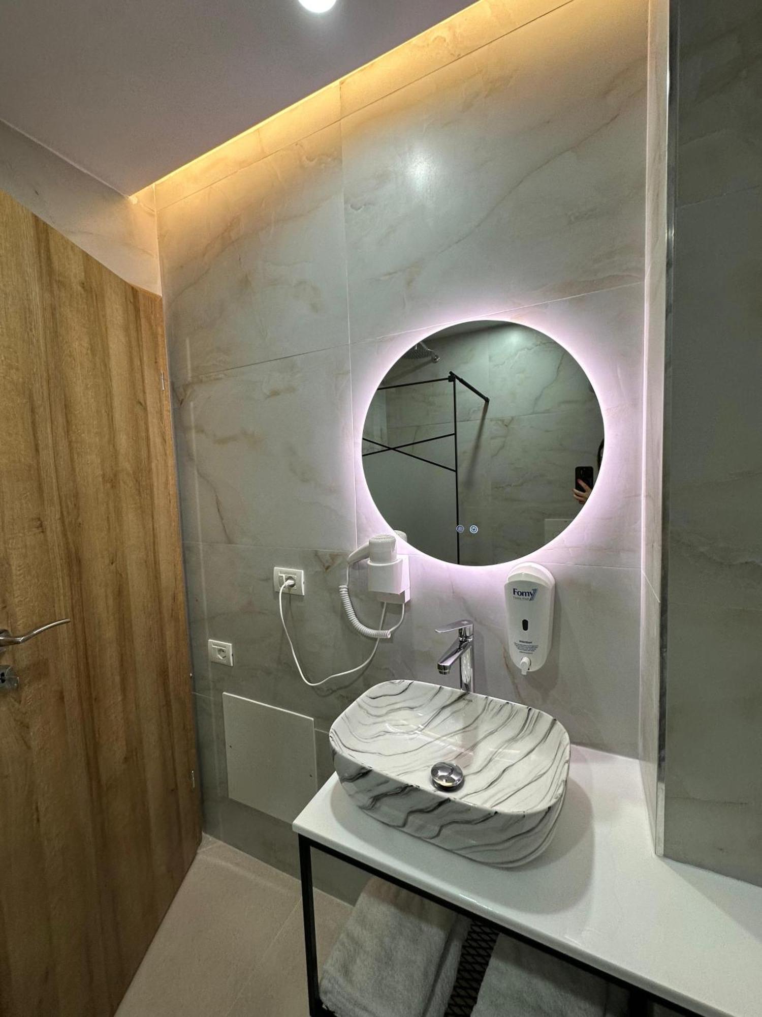 Hotel Arberia Tirana Buitenkant foto